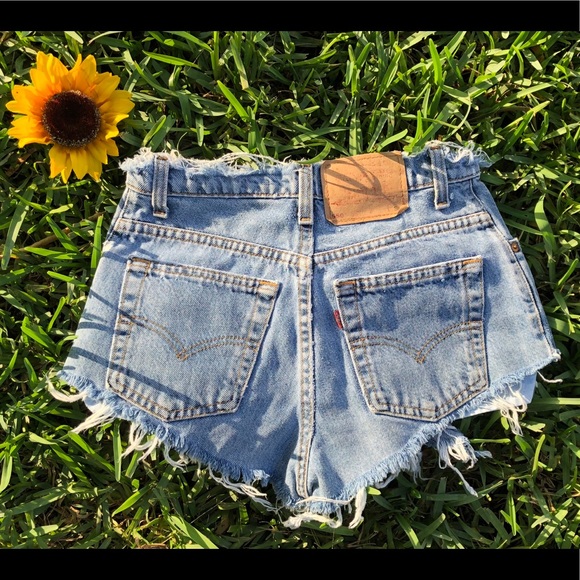 Vintage Levi’s High Waisted Shorts - Picture 2 of 4